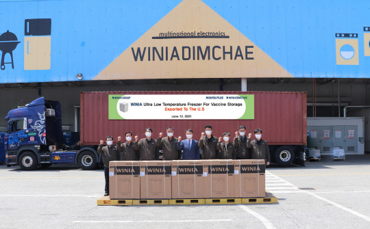 지난달 장부백 위니아딤채 가전R&D센터장 등 관계자들이 백신 보관용 혈액냉동고 미국 수출 기념사진을 촬영하고 있다. <위니아딤채 제공>